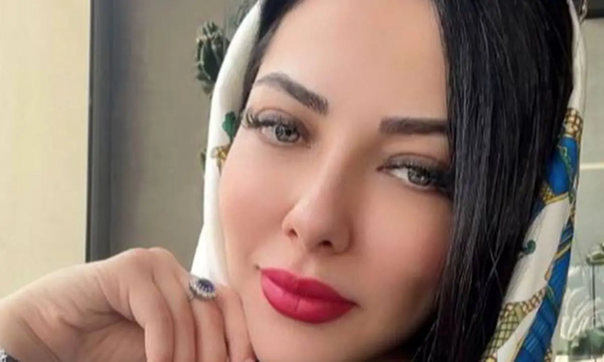 لیلا اوتادی در لباس مجلسی مشکی و استایل شیک در دورهمی دوستانه + بررسی فیلم مالیخولیا