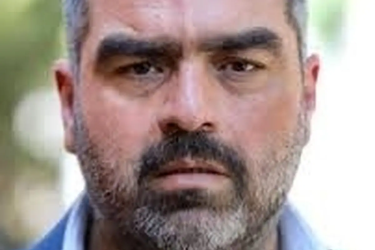 تصویر متفاوت و مدرن شهرام قائدی در خانه‌ای مجلل با دکوراسیون شیک، گل و گیاهان آپارتمانی و تابلوهای هنری