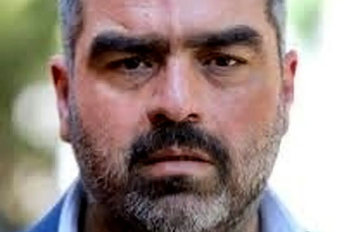 تصویر متفاوت و مدرن شهرام قائدی در خانه‌ای مجلل با دکوراسیون شیک، گل و گیاهان آپارتمانی و تابلوهای هنری