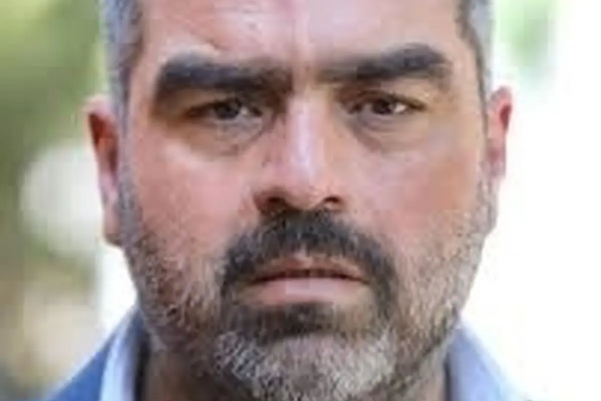 تصویر متفاوت و مدرن شهرام قائدی در خانه‌ای مجلل با دکوراسیون شیک، گل و گیاهان آپارتمانی و تابلوهای هنری