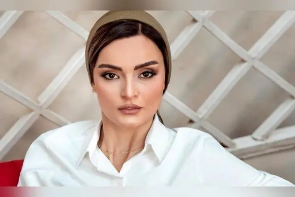 کافه مدرن و آرام با طراحی منحنی و نورپردازی گرم؛ محل ایده‌آل برای تولد و عکاسی در کنار بازیگر «آوای باران»