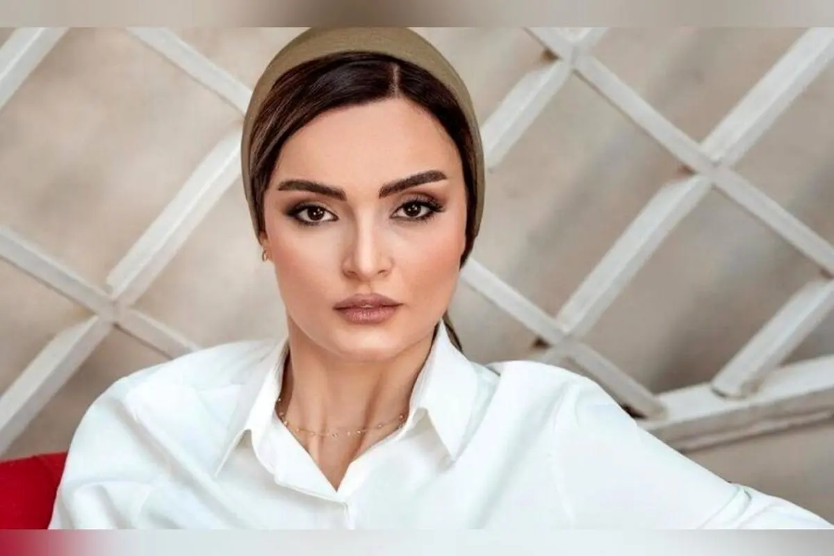 کافه مدرن و آرام با طراحی منحنی و نورپردازی گرم؛ محل ایده‌آل برای تولد و عکاسی در کنار بازیگر «آوای باران»