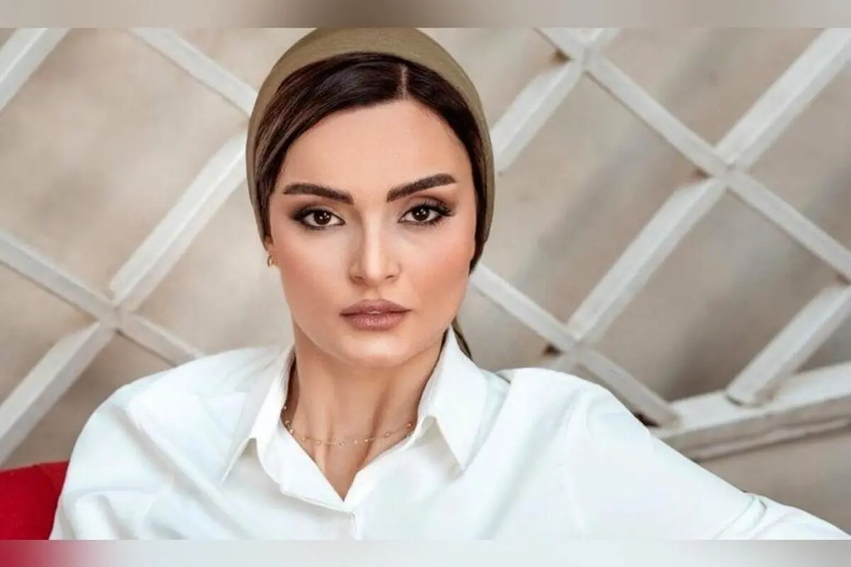 کافه مدرن و آرام با طراحی منحنی و نورپردازی گرم؛ محل ایده‌آل برای تولد و عکاسی در کنار بازیگر «آوای باران»