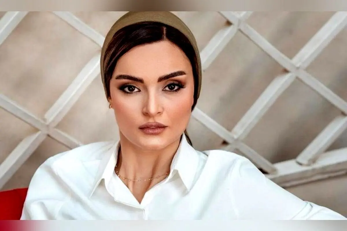 کافه مدرن و آرام با طراحی منحنی و نورپردازی گرم؛ محل ایده‌آل برای تولد و عکاسی در کنار بازیگر «آوای باران»