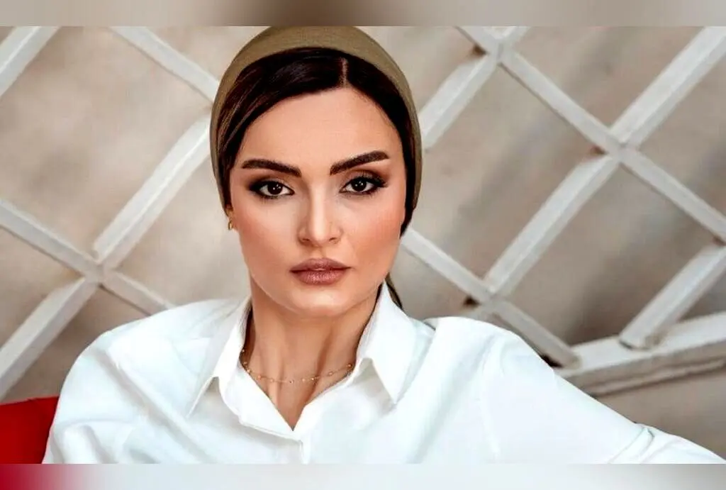 کافه مدرن و آرام با طراحی منحنی و نورپردازی گرم؛ محل ایده‌آل برای تولد و عکاسی در کنار بازیگر «آوای باران»