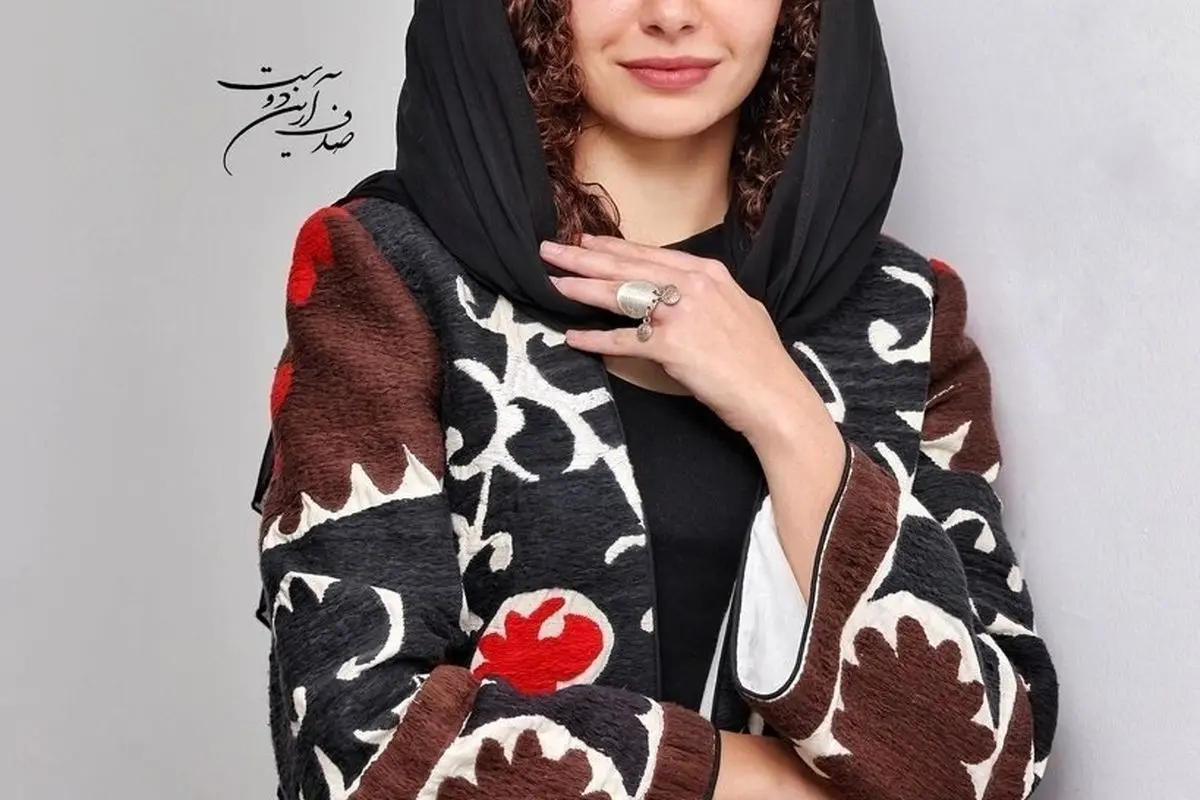 بارش تخم مرغ بر سر مهتاب ثروتی در تئاتر و حمله به او در فضای مجازی!