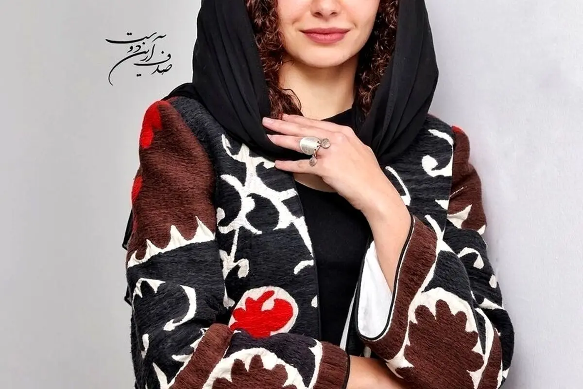 بارش تخم مرغ بر سر مهتاب ثروتی در تئاتر و حمله به او در فضای مجازی!