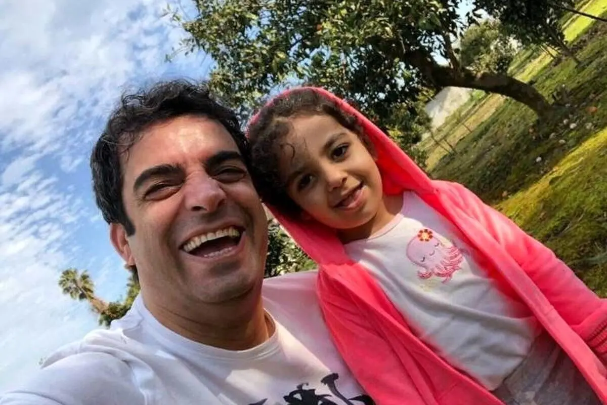 لحظه‌ای خانوادگی و دلنشین منوچهر هادی و دخترش در فضای گرم و صمیمی