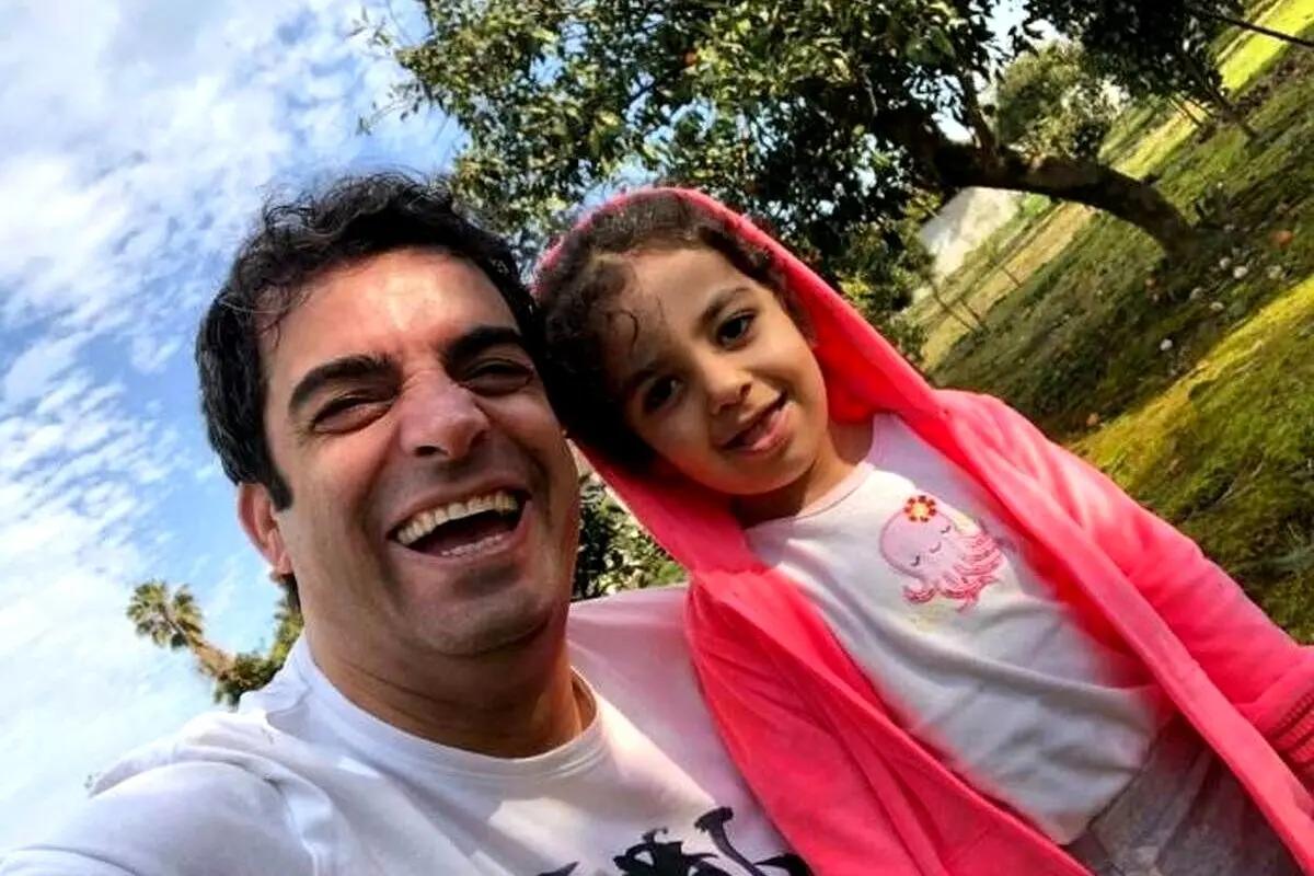 لحظه‌ای خانوادگی و دلنشین منوچهر هادی و دخترش در فضای گرم و صمیمی
