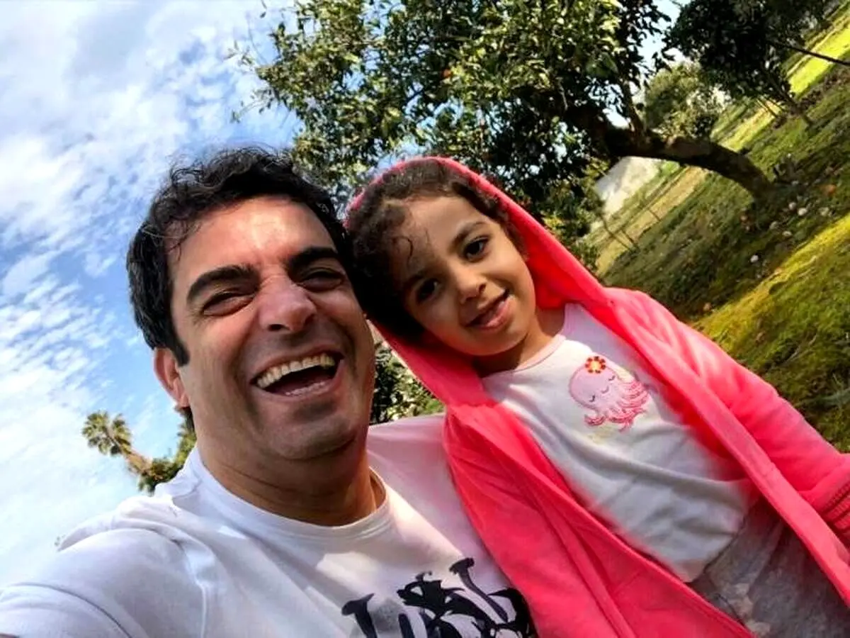 لحظه‌ای خانوادگی و دلنشین منوچهر هادی و دخترش در فضای گرم و صمیمی