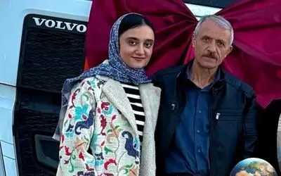 زهرا رحیمی قهرمان تبریزی با پرچم ایران و تصویر شهدا؛ نماد مقاومت و افتخار ملت ایران