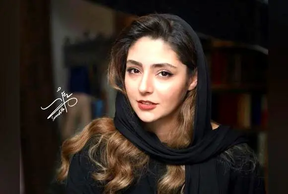 طراحی لطیف و الهام‌بخش از ژاپن توسط هستی مهدوی با میز چوبی و ظروف منحصر به فرد
