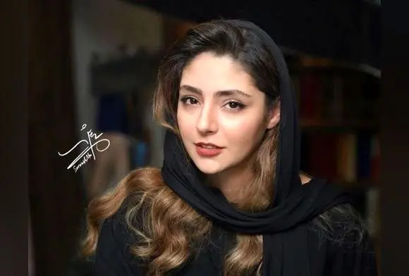 طراحی لطیف و الهام‌بخش از ژاپن توسط هستی مهدوی با میز چوبی و ظروف منحصر به فرد