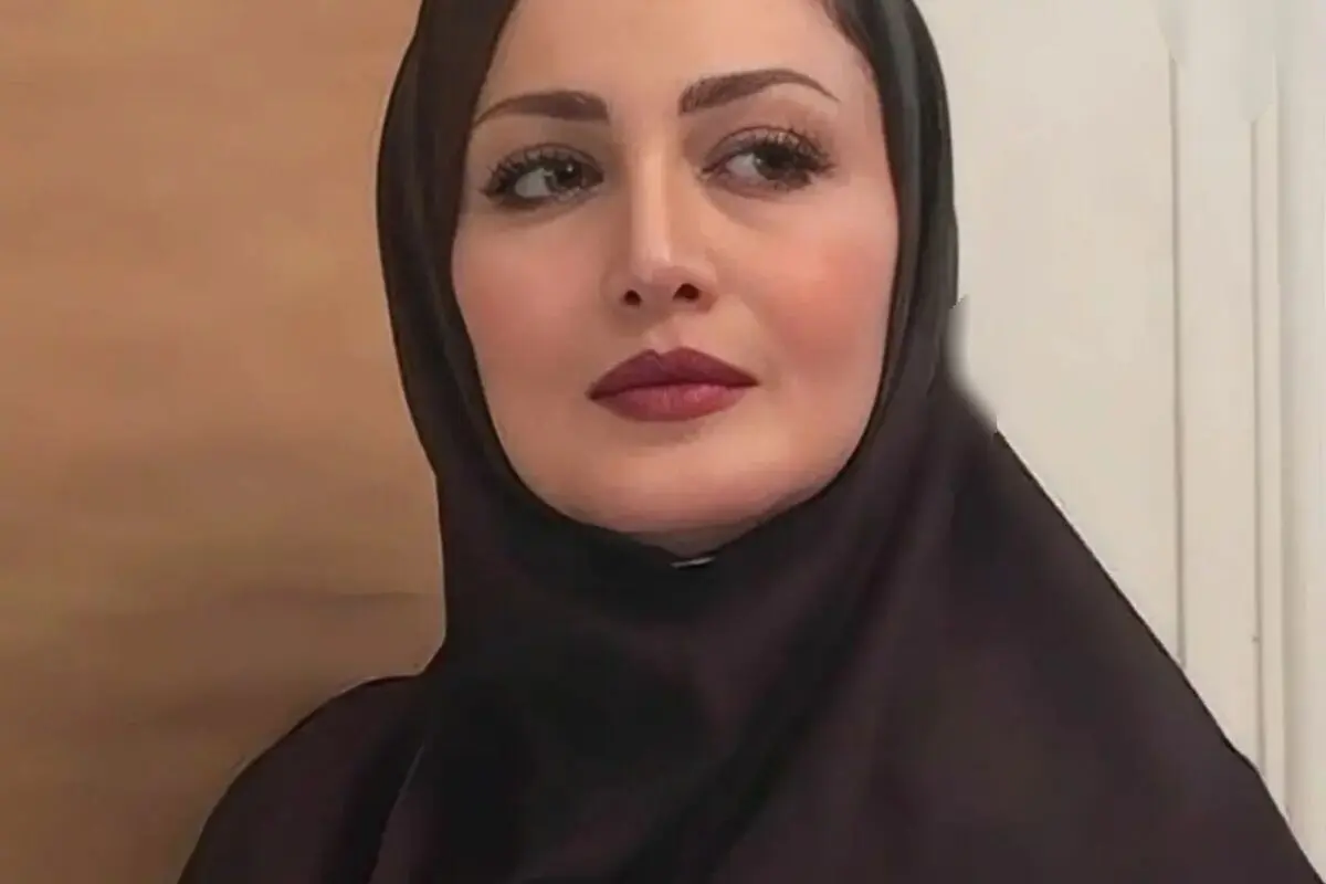 شیلا خداداد با مانتو تابستانی ساده و طرح‌های شعر فارسی، استایل اصیل ایرانی را به نمایش گذاشت