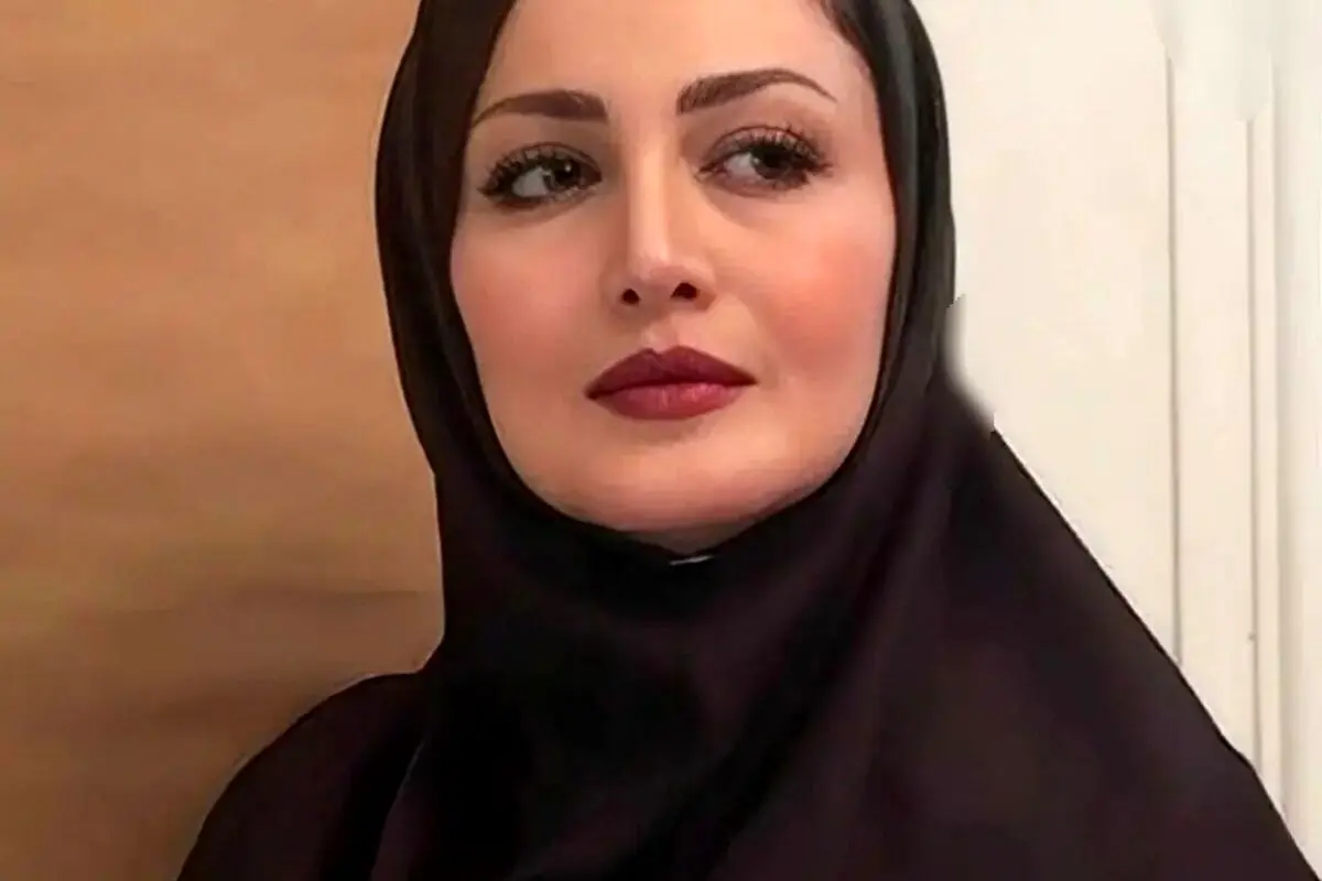 شیلا خداداد با مانتو تابستانی ساده و طرح‌های شعر فارسی، استایل اصیل ایرانی را به نمایش گذاشت