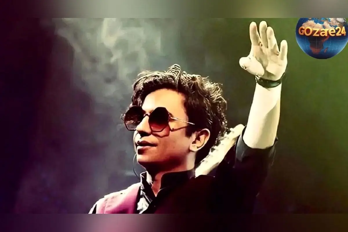 شباهت جالب محسن ابراهیم‌زاده به مادر و خواهر محجبه‌اش + عکس‌های دیده‌نشده