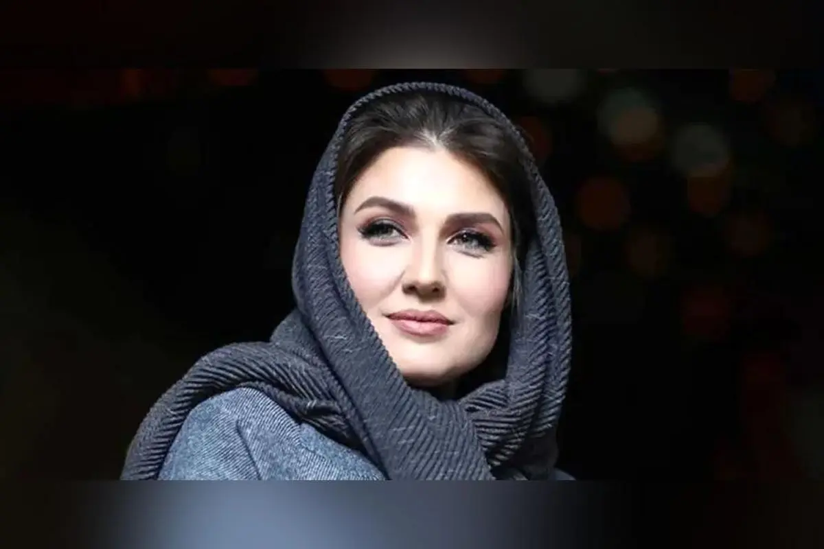 لوکیشن دیدنی گلوریا هاردی در یزد؛ عکاسی شبیه جعبه مداد رنگی در فروشگاه سنتی صنایع دستی