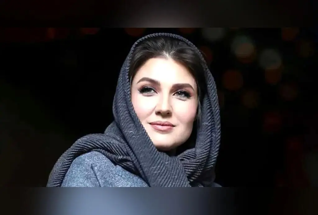 لوکیشن دیدنی گلوریا هاردی در یزد؛ عکاسی شبیه جعبه مداد رنگی در فروشگاه سنتی صنایع دستی
