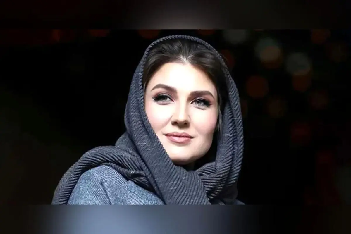 لوکیشن دیدنی گلوریا هاردی در یزد؛ عکاسی شبیه جعبه مداد رنگی در فروشگاه سنتی صنایع دستی