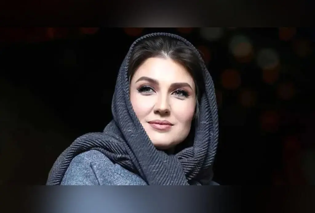 لوکیشن دیدنی گلوریا هاردی در یزد؛ عکاسی شبیه جعبه مداد رنگی در فروشگاه سنتی صنایع دستی