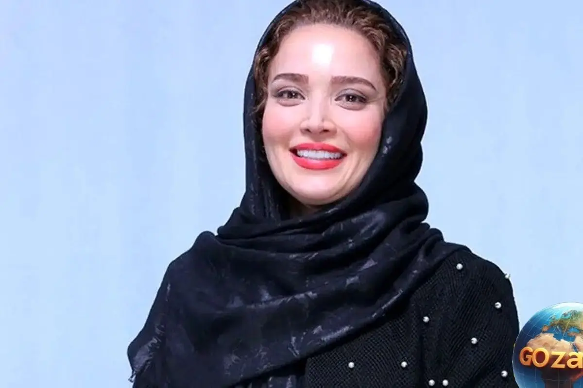 تصویر تراس رنگارنگ و دلنشین بهنوش طباطبایی با میز کندهکاری شده و گلدانهای انساننمای پر از گل و گیاه