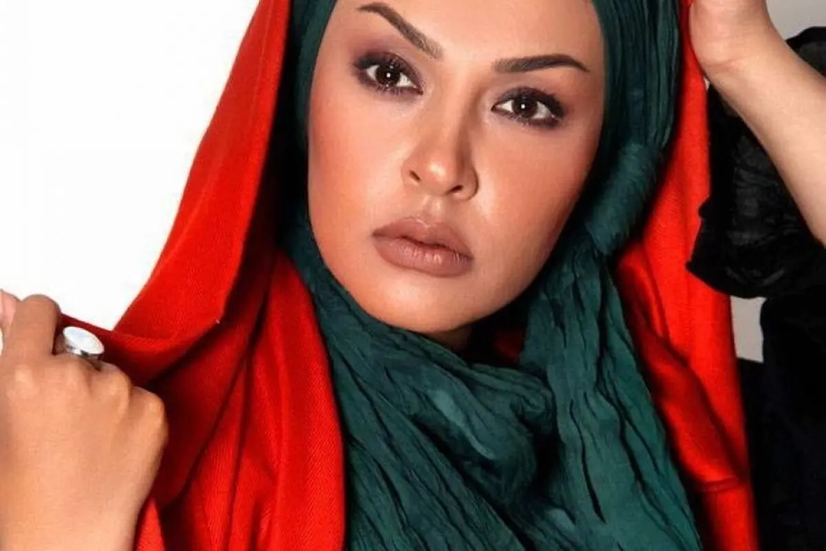 استایل ساحلی زیبا و ترند بروفه با زرد کره‌ای همراه پسر کوچولویش کنار دریا