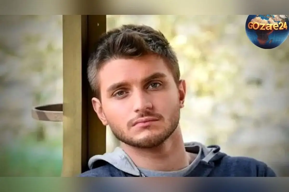 دارا حیایی در پشت صحنه نمایش شب امتحان با استایل پاییزی و اسپرت، شباهت عجیب به پدرش را نشان داد!