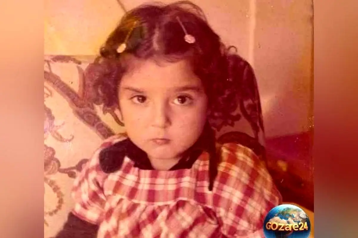 تصویر دوران کودکی پرستو گلستانی با لباس چارخونه و گیره‌های سر، بازیگر معروف سینما و تلویزیون