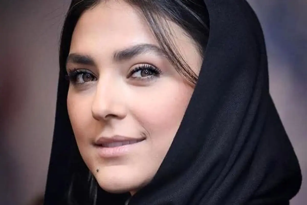 تصویر هدی زین العابدین با ماشین لوکس و رنگ خاص در کنار بازیگری در سریال سقوط فرشته