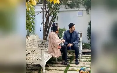 تصویر کنسول لاجوردی خاص خانه شاهرخ استخری در قسمت ورودی؛ راهنمای استایل قبل از بیرون رفتن و آشنایی با همسر او، سپیده بزمی پور