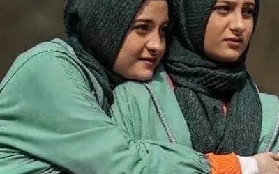 پدر واقعی سارا و نیکای پایتخت چه کسی است؟ راز شباهت عجیب و تصویر جدید فاش شد