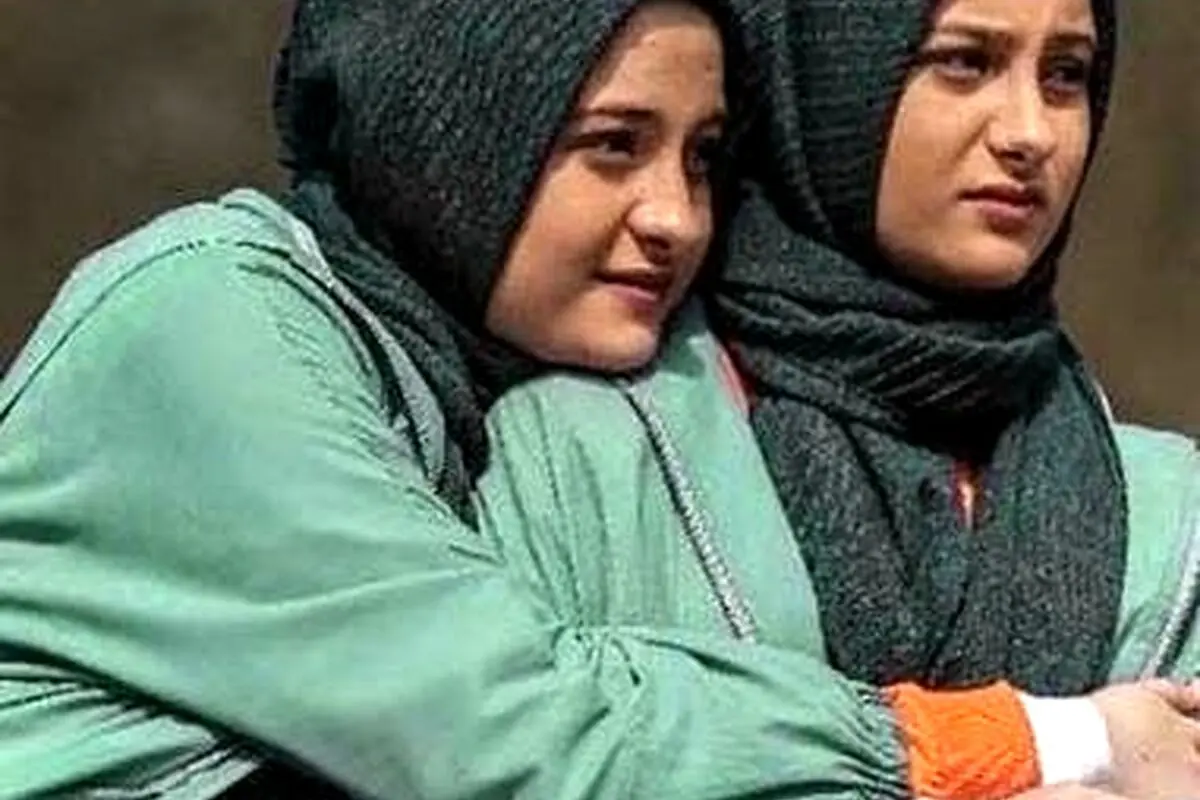 پدر واقعی سارا و نیکای پایتخت چه کسی است؟ راز شباهت عجیب و تصویر جدید فاش شد