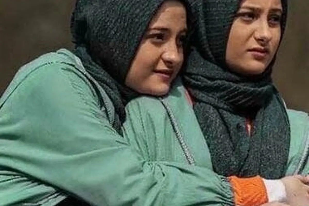 پدر واقعی سارا و نیکای پایتخت چه کسی است؟ راز شباهت عجیب و تصویر جدید فاش شد