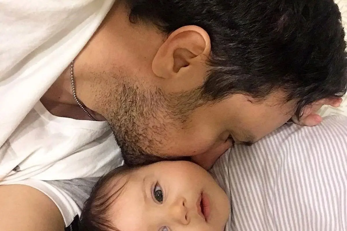 نقاشی شباهت حیرتانگیز دختر شاهرخ استخری و مادرش سپیده بزمیپور: مقایسه کودکانهای که مثل سیب دو نیم شده است