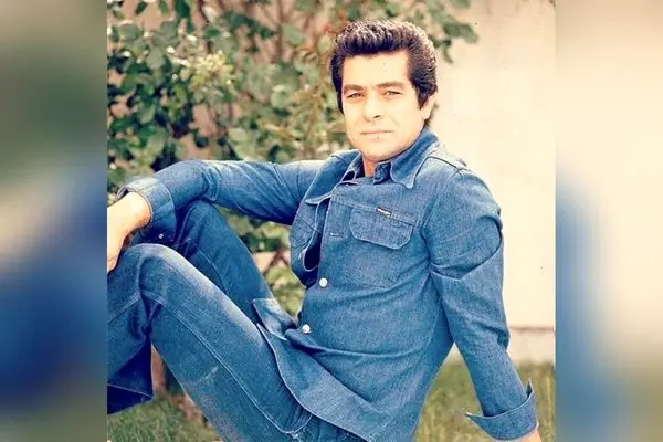 تصاویر دیدنی مبلمان قهوه‌ای و فرش ایرانی در دیدار نوید محمدزاده و بهروز وثوقی در فضای گرم و نوستالژیک