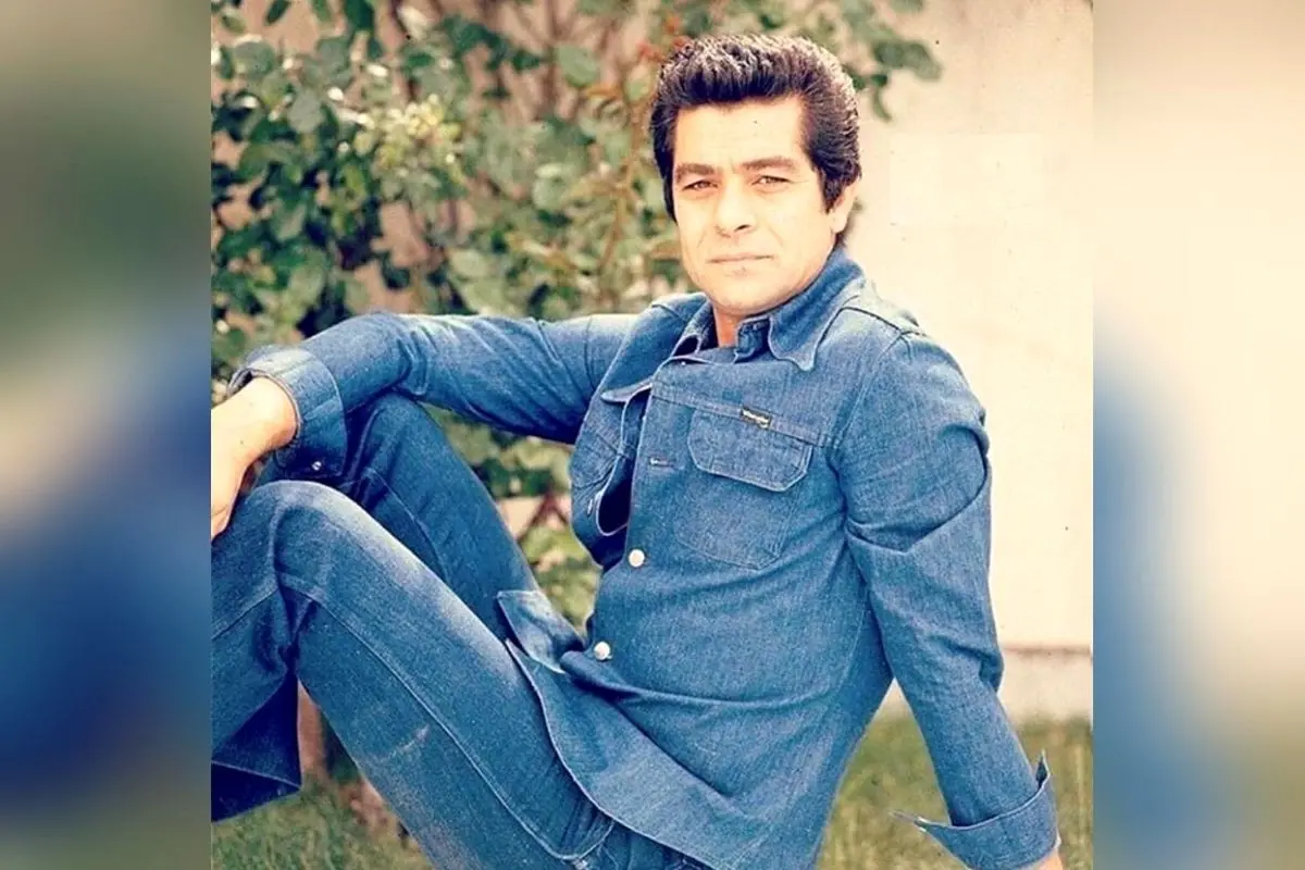 تصاویر دیدنی مبلمان قهوه‌ای و فرش ایرانی در دیدار نوید محمدزاده و بهروز وثوقی در فضای گرم و نوستالژیک