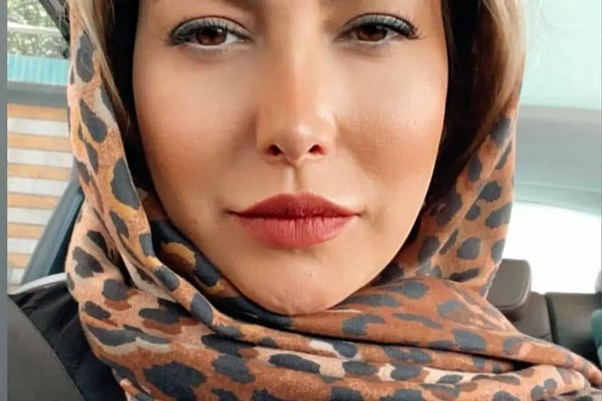 فریبا نادری با استایل کلاسیک و لوکس در مقابل آینه آسانسور، رونمایی از کیف لاکچری برند خود را جشن گرفت