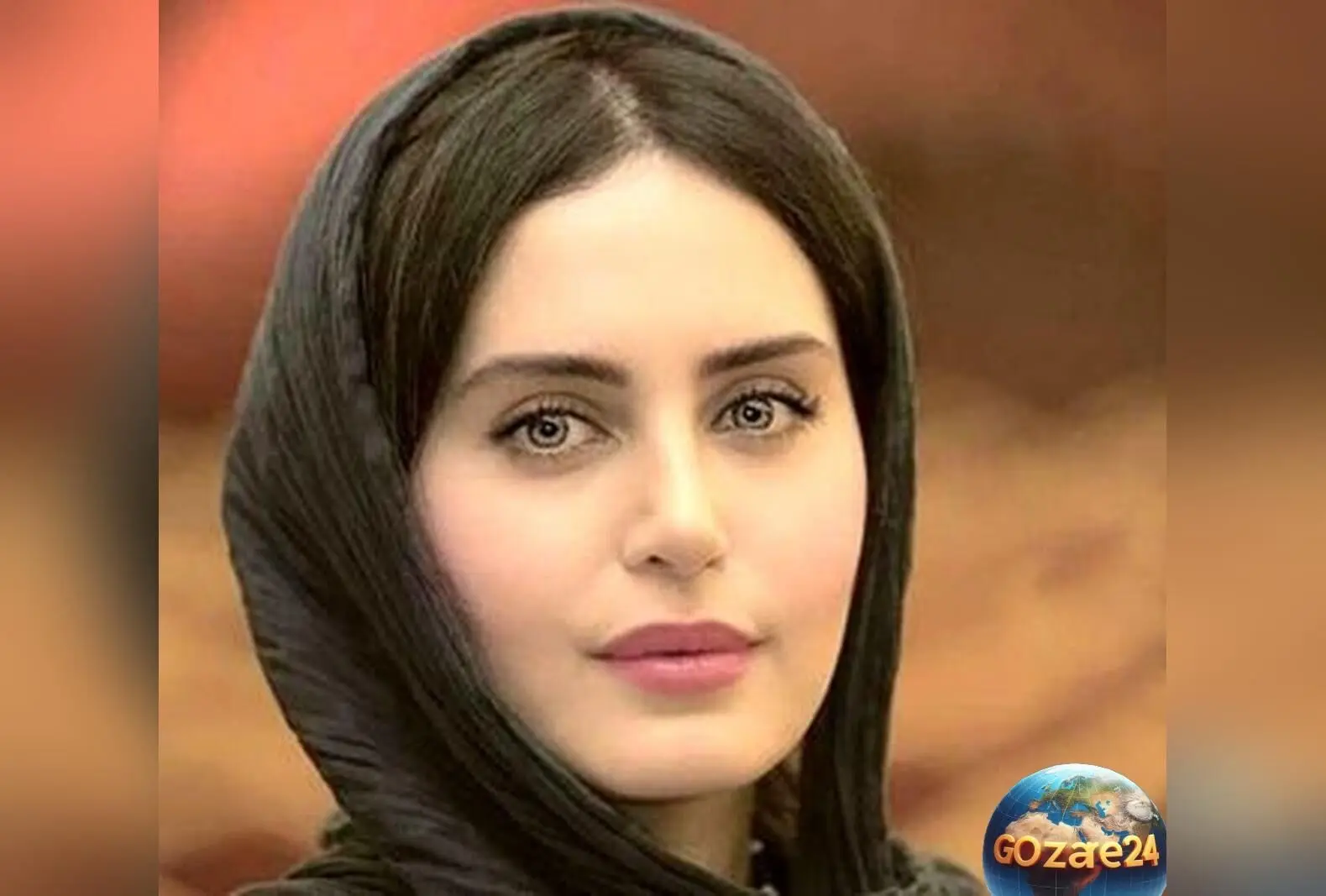 الناز شاکردوست در سیزده بدر خارج از کشور با سبزه گره‌زنی در کنار چمن‌های پیاده‌رو