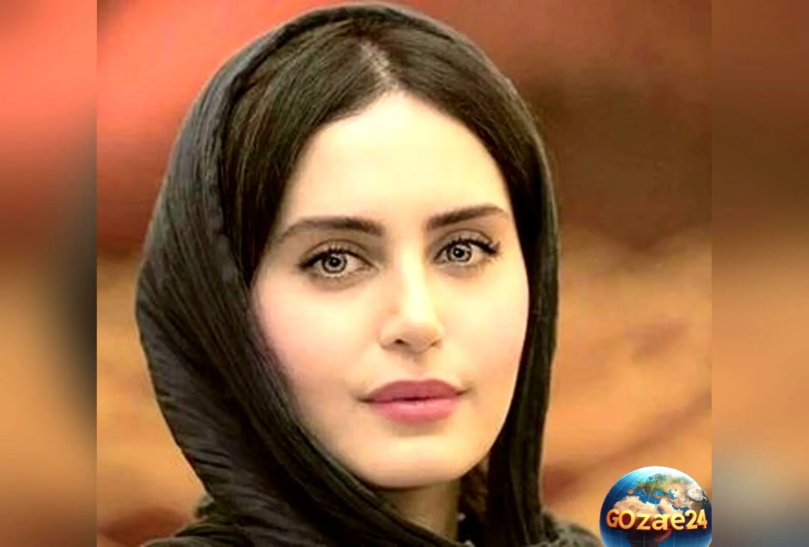 الناز شاکردوست در سیزده بدر خارج از کشور با سبزه گره‌زنی در کنار چمن‌های پیاده‌رو
