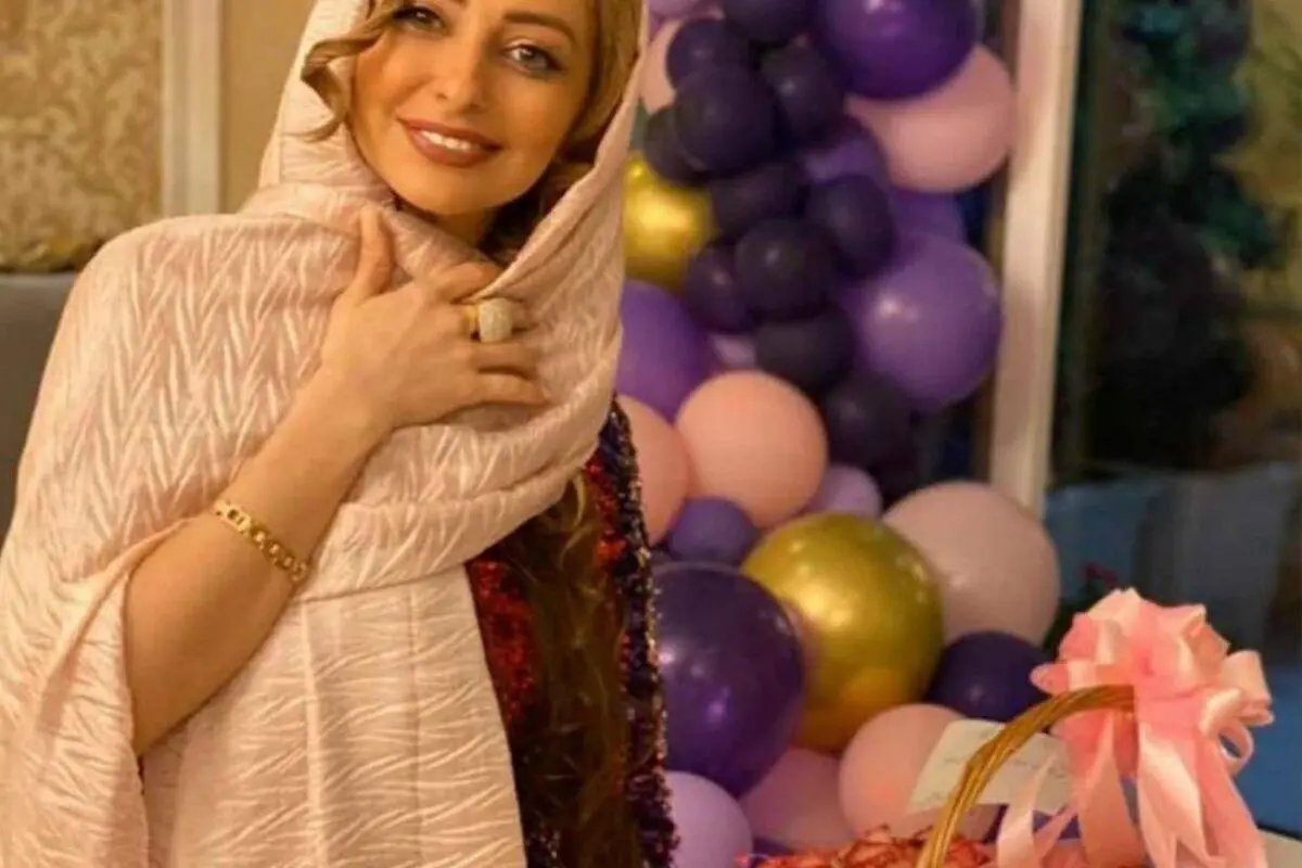 نفیسه روشن با استایل هنری و نگاه معنادار در کنار برگ درخت و تیپ آبی کاربنی: سفر به دنیای زیبایی و معجزه‌های پاییزی