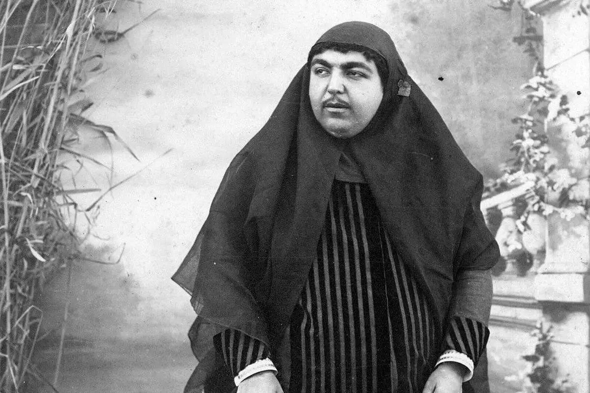 عکس تاریخی دختر ناصرالدین شاه در سال 1260 با انارهای پاییزی | ژست هنری عصمت الدوله