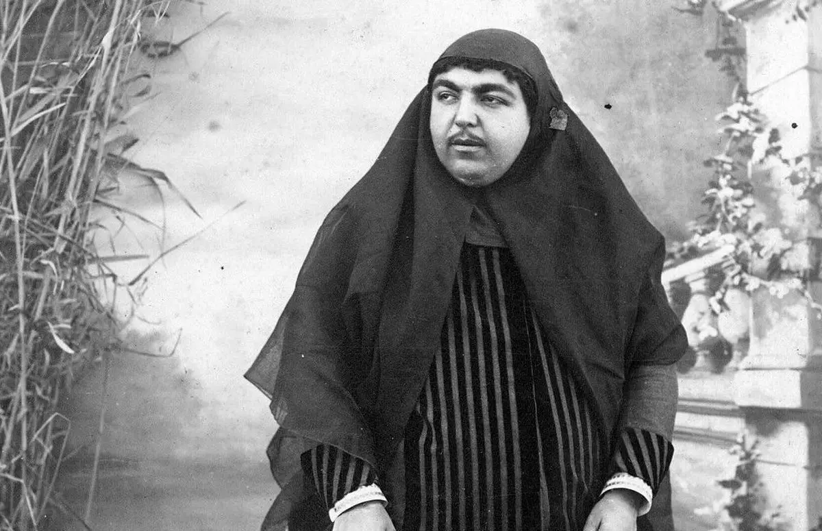 عکس تاریخی دختر ناصرالدین شاه در سال 1260 با انارهای پاییزی | ژست هنری عصمت الدوله