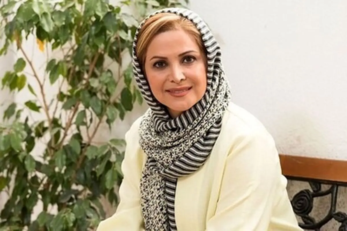 کمند امیرسلیمانی در استایل کلاسیک و شیک با مانتوی قرمز؛ جذابیتی بی‌نظیر در پوشش هنری