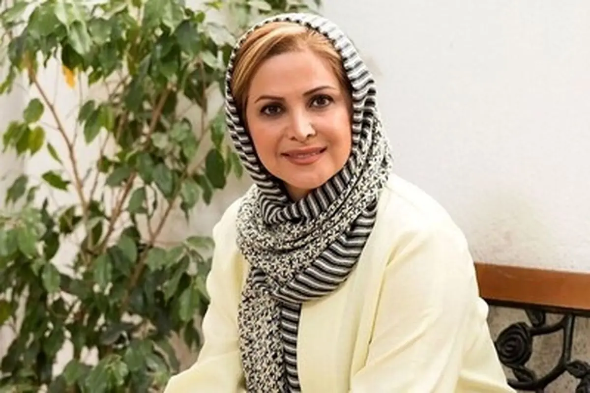 کمند امیرسلیمانی در استایل کلاسیک و شیک با مانتوی قرمز؛ جذابیتی بی‌نظیر در پوشش هنری