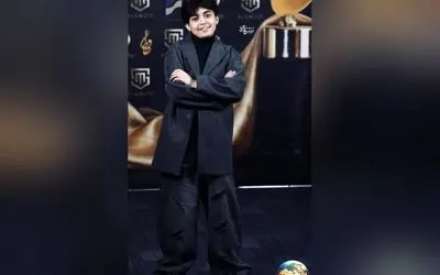 استایل نوجوان رایان سرلک در جشن حافظ | کت اورسایز، شلوار جین زاپ‌دار و کفش‌های حجیم