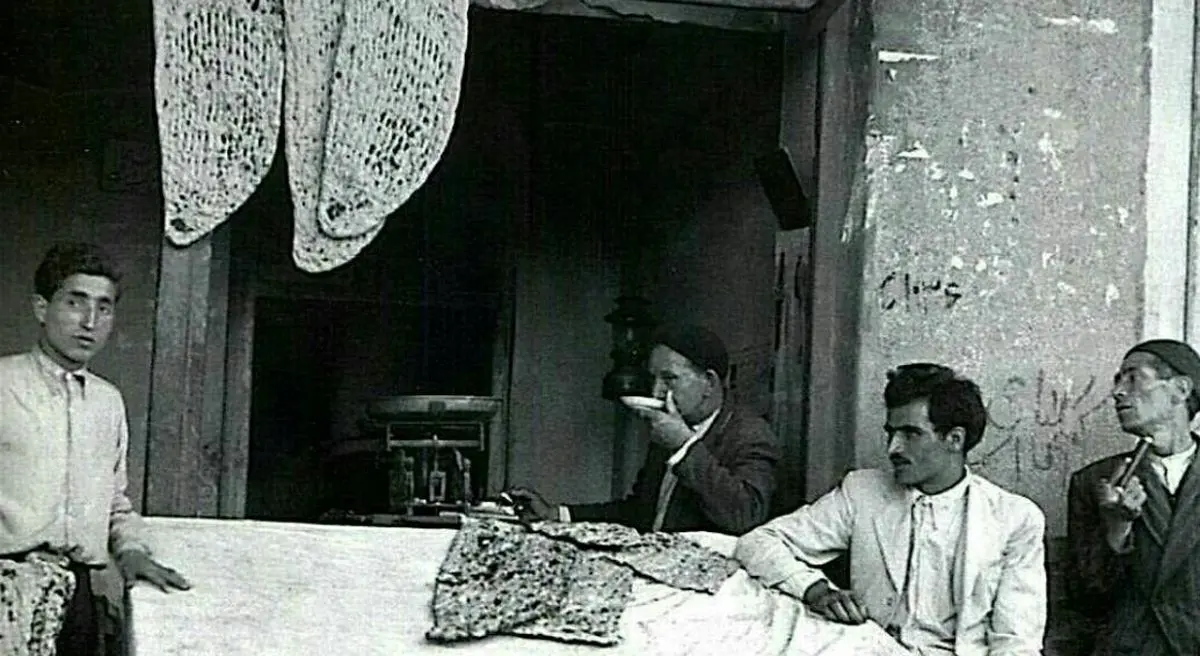 عکس نادر از نانوایی سنگکی در شیراز دوران قاجار | لحظه‌ای تاریخی از زندگی روزمره در ۱۰۴ سال قبل