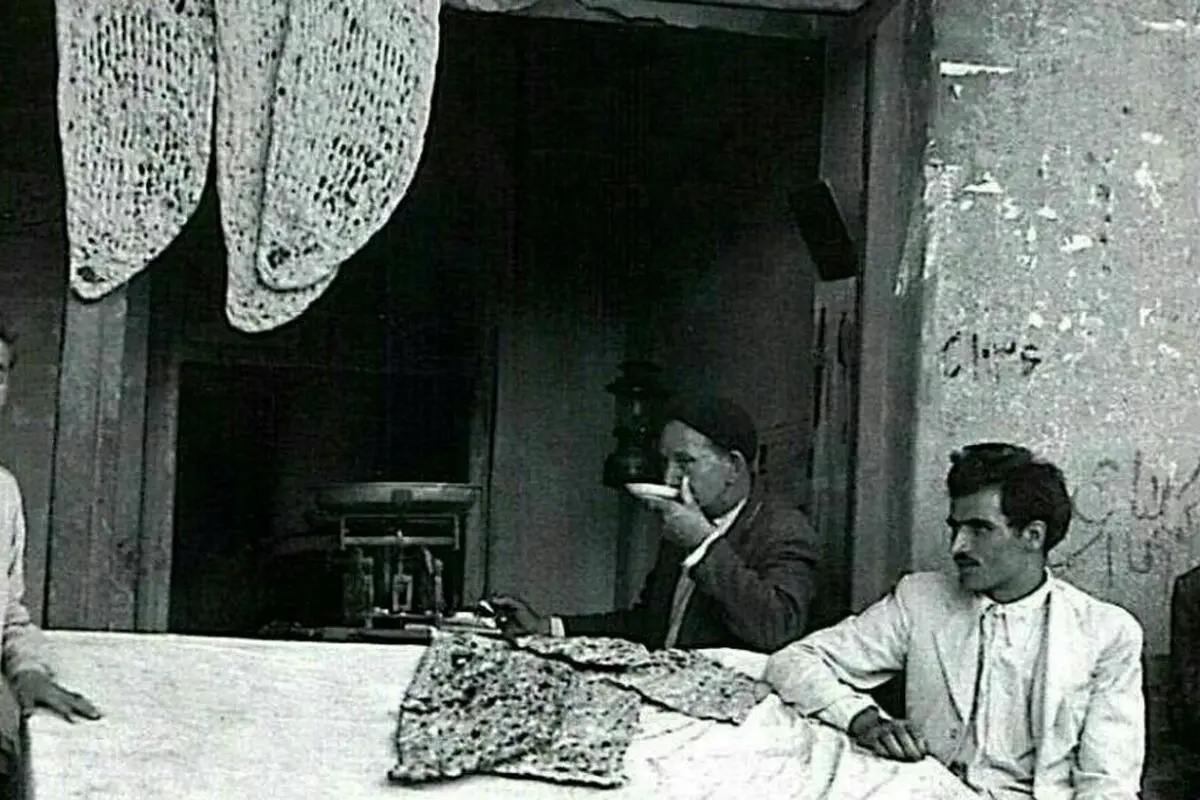 عکس نادر از نانوایی سنگکی در شیراز دوران قاجار | لحظه‌ای تاریخی از زندگی روزمره در ۱۰۴ سال قبل