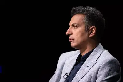 جشن 50 سالگی عادل فردوسی‌پور با سورپرایز ویژه: کیک لاکچری و باکس گل یاس! 