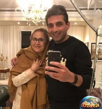 حمید گودرزی در لحظه وداع با مادرش؛ استایل دامادی و کت و شلوار اسموکینگ قبل از فوت مادرش