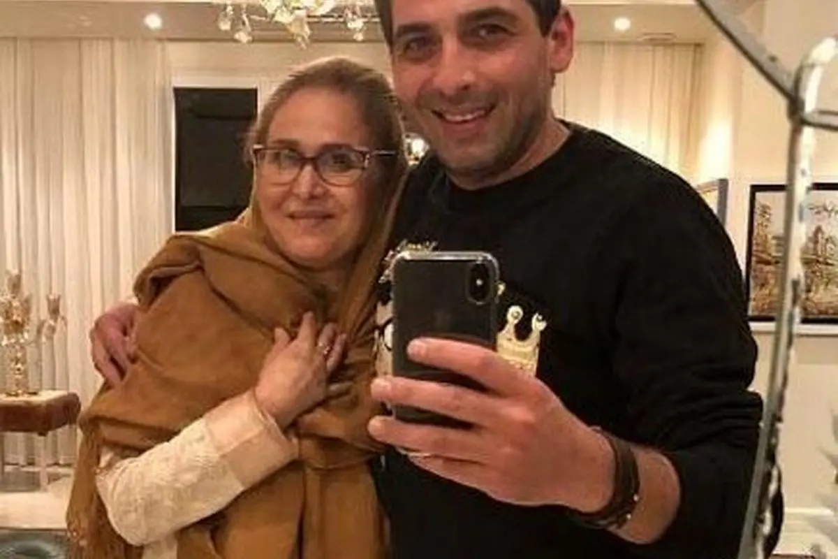 حمید گودرزی در لحظه وداع با مادرش؛ استایل دامادی و کت و شلوار اسموکینگ قبل از فوت مادرش